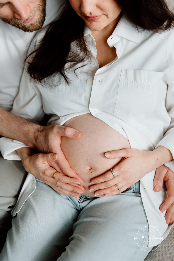 In-home maternity photos. Living room maternity photos. Photos de maternité à la maison à Montréal. Photographe maternité Montréal. Montreal in-home maternity photos. Montreal maternity photographer.
