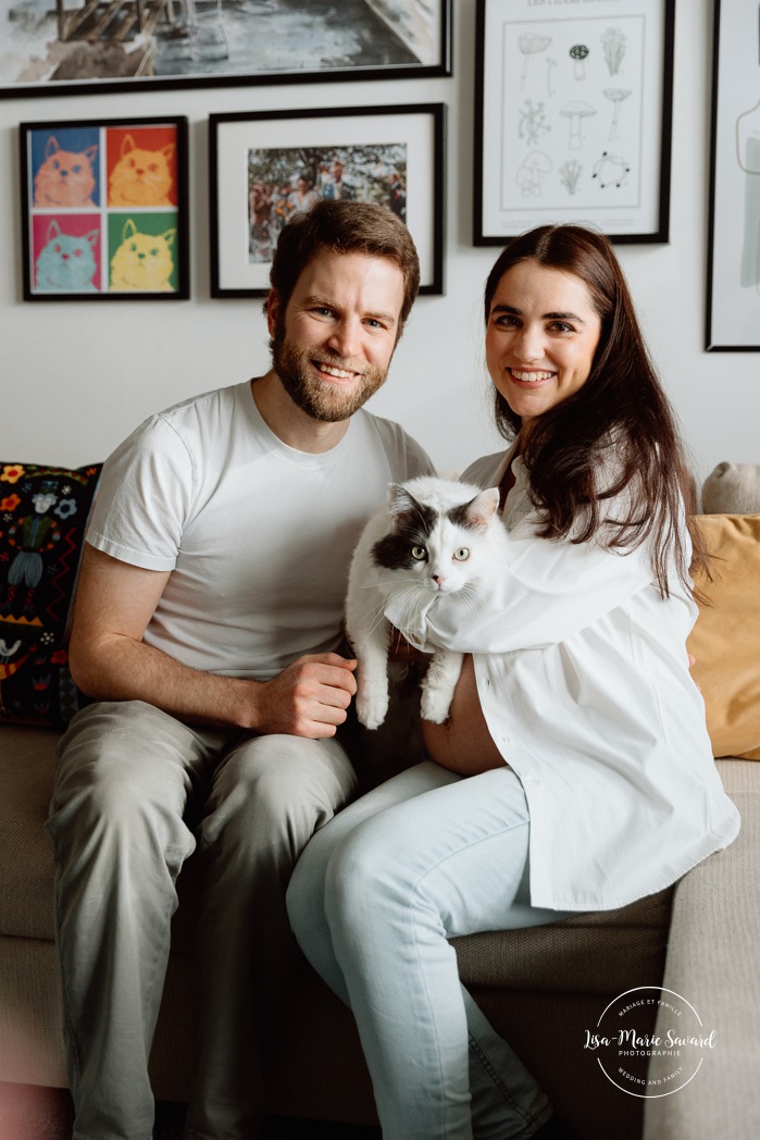Maternity photos with cat. Car maternity photos. In-home maternity photos. Living room maternity photos. Photos de maternité à la maison à Montréal. Photographe maternité Montréal. Montreal in-home maternity photos. Montreal maternity photographer.