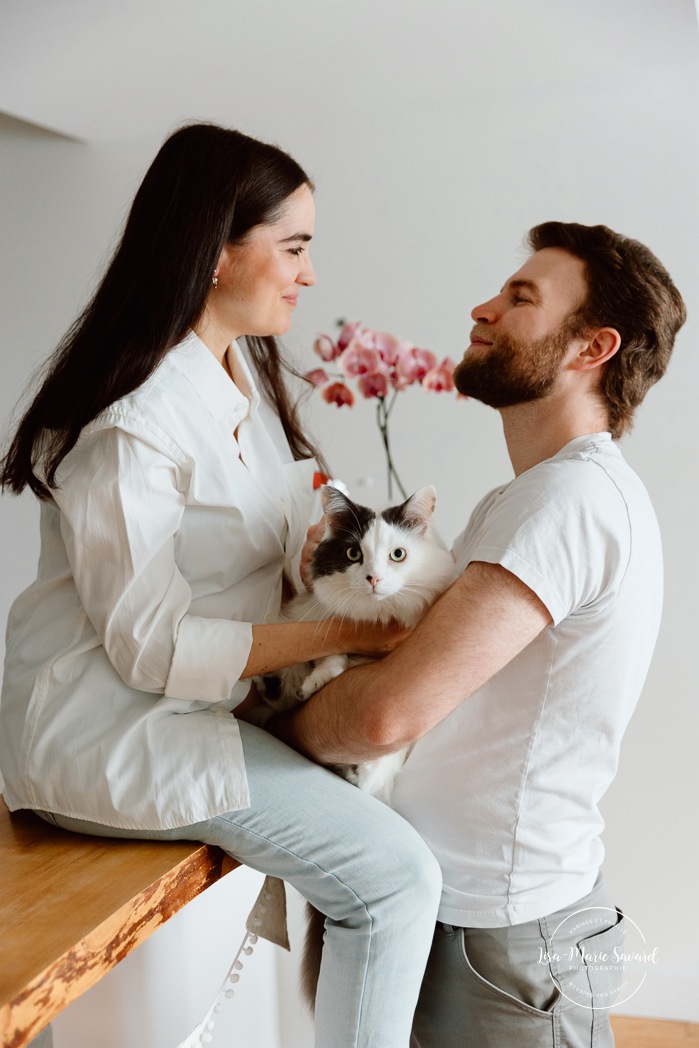 Maternity photos with cat. Cat maternity photos. In-home maternity photos. Kitchen maternity photos. Photos de maternité à la maison à Montréal. Photographe maternité Montréal. Montreal in-home maternity photos. Montreal maternity photographer.