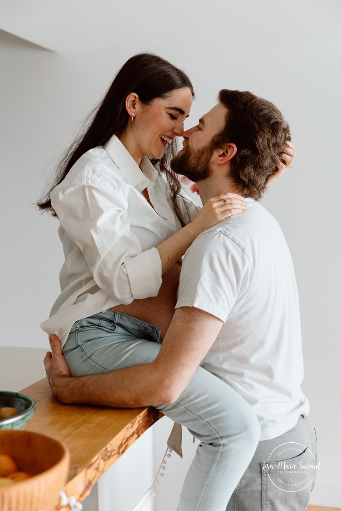 In-home maternity photos. Kitchen maternity photos. Photos de maternité à la maison à Montréal. Photographe maternité Montréal. Montreal in-home maternity photos. Montreal maternity photographer.