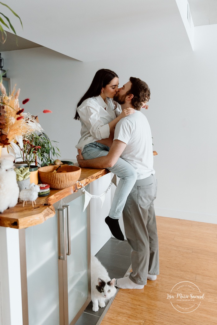Maternity photos with cat. Cat maternity photos. In-home maternity photos. Kitchen maternity photos. Photos de maternité à la maison à Montréal. Photographe maternité Montréal. Montreal in-home maternity photos. Montreal maternity photographer.