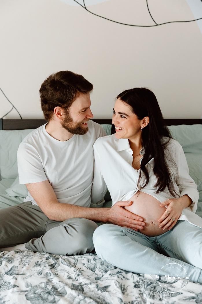 In-home maternity photos. Bedroom maternity photos. Photos de maternité à la maison à Montréal. Photographe maternité Montréal. Montreal in-home maternity photos. Montreal maternity photographer.