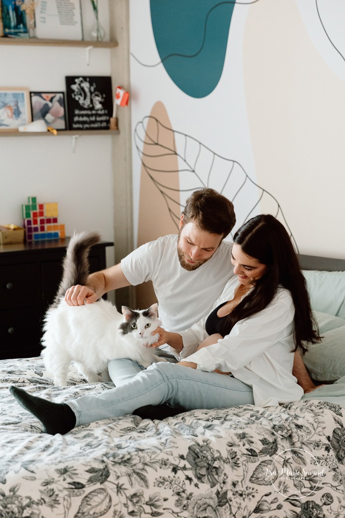 Maternity photos with cat. Cat maternity photos. In-home maternity photos. Bedroom maternity photos. Photos de maternité à la maison à Montréal. Photographe maternité Montréal. Montreal in-home maternity photos. Montreal maternity photographer.