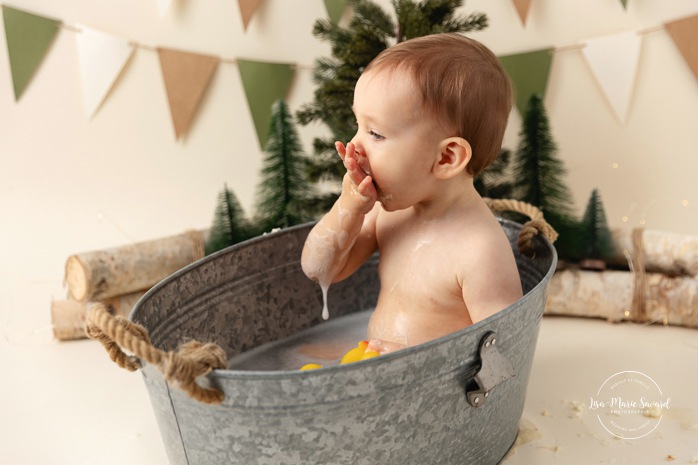 Winter wonderland Cake Smash photos. Winter Smash the Cake photos. Cake Smash bubble bath photos. Séance photo Cake Smash à Montréal. Photographe enfant Montréal. Montreal Cake Smash photoshoot. Montreal children photographer.
