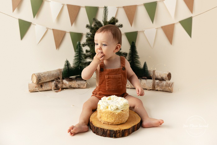 Winter wonderland Cake Smash photos. Winter Smash the Cake photos. Minimalist Cake Smash photos. Séance photo Cake Smash à Montréal. Photographe enfant Montréal. Montreal Cake Smash photoshoot. Montreal children photographer.