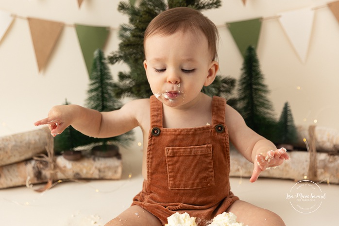 Winter wonderland Cake Smash photos. Winter Smash the Cake photos. Minimalist Cake Smash photos. Séance photo Cake Smash à Montréal. Photographe enfant Montréal. Montreal Cake Smash photoshoot. Montreal children photographer.