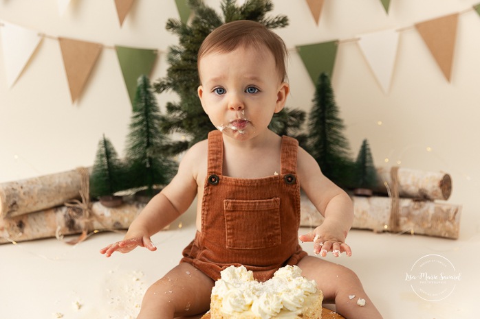 Winter wonderland Cake Smash photos. Winter Smash the Cake photos. Minimalist Cake Smash photos. Séance photo Cake Smash à Montréal. Photographe enfant Montréal. Montreal Cake Smash photoshoot. Montreal children photographer.