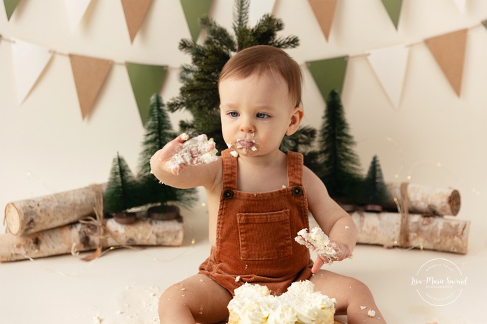 Winter wonderland Cake Smash photos. Winter Smash the Cake photos. Minimalist Cake Smash photos. Séance photo Cake Smash à Montréal. Photographe enfant Montréal. Montreal Cake Smash photoshoot. Montreal children photographer.