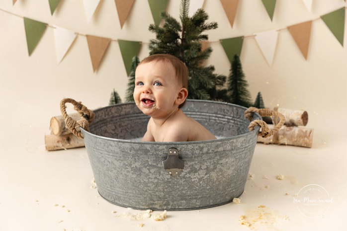 Winter wonderland Cake Smash photos. Winter Smash the Cake photos. Cake Smash bubble bath photos. Séance photo Cake Smash à Montréal. Photographe enfant Montréal. Montreal Cake Smash photoshoot. Montreal children photographer.