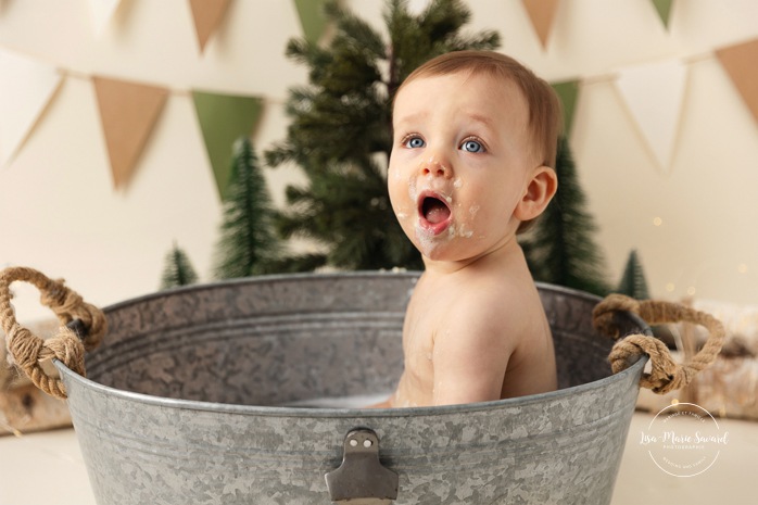 Winter wonderland Cake Smash photos. Winter Smash the Cake photos. Cake Smash bubble bath photos. Séance photo Cake Smash à Montréal. Photographe enfant Montréal. Montreal Cake Smash photoshoot. Montreal children photographer.