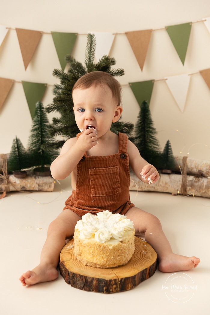Winter wonderland Cake Smash photos. Winter Smash the Cake photos. Minimalist Cake Smash photos. Séance photo Cake Smash à Montréal. Photographe enfant Montréal. Montreal Cake Smash photoshoot. Montreal children photographer.