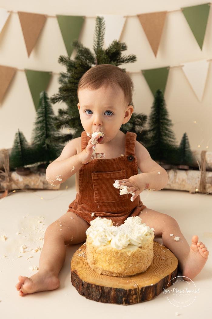 Winter wonderland Cake Smash photos. Winter Smash the Cake photos. Minimalist Cake Smash photos. Séance photo Cake Smash à Montréal. Photographe enfant Montréal. Montreal Cake Smash photoshoot. Montreal children photographer.