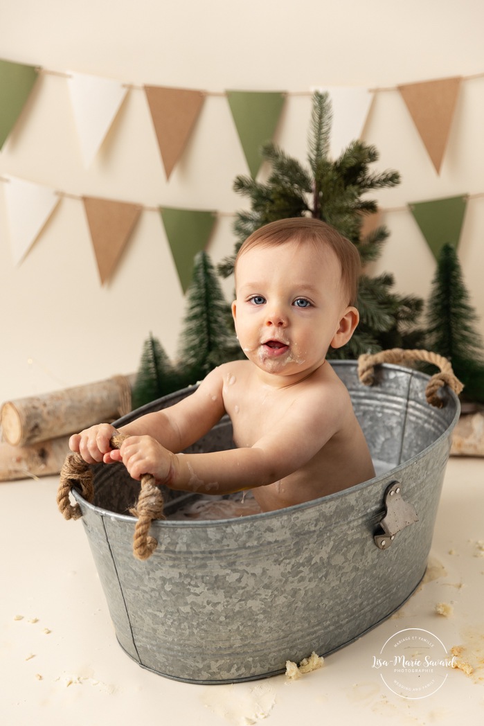 Winter wonderland Cake Smash photos. Winter Smash the Cake photos. Cake Smash bubble bath photos. Séance photo Cake Smash à Montréal. Photographe enfant Montréal. Montreal Cake Smash photoshoot. Montreal children photographer.