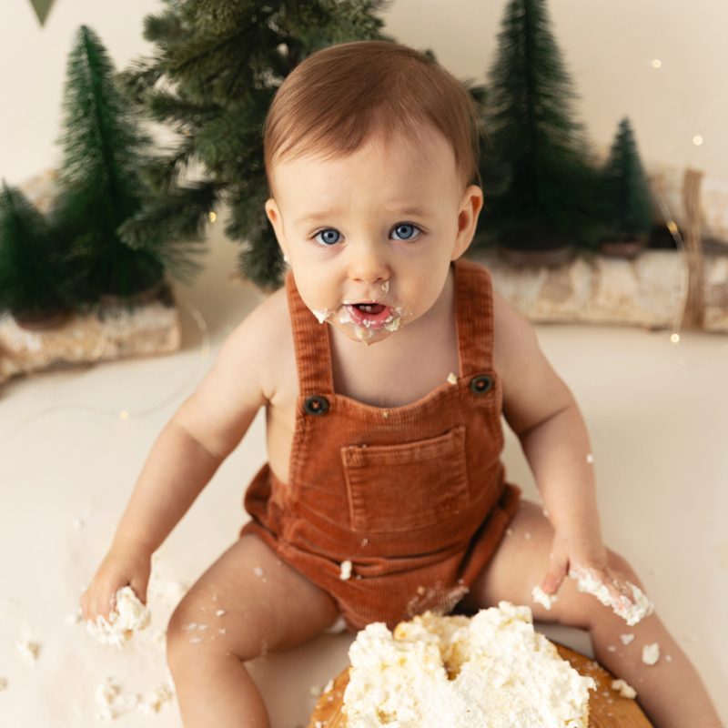 Winter wonderland Cake Smash photos. Winter Smash the Cake photos. Minimalist Cake Smash photos. Séance photo Cake Smash à Montréal. Photographe enfant Montréal. Montreal Cake Smash photoshoot. Montreal children photographer.