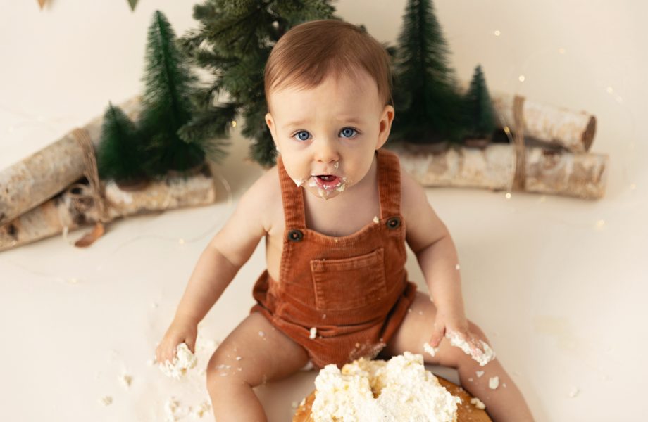 Winter wonderland Cake Smash photos. Winter Smash the Cake photos. Minimalist Cake Smash photos. Séance photo Cake Smash à Montréal. Photographe enfant Montréal. Montreal Cake Smash photoshoot. Montreal children photographer.