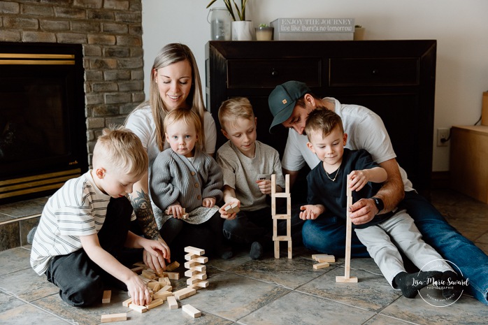 In-home family photos. Children playing with their parents photos. Fun family photo ideas. Séance photo famille à domicile à Montréal. Photographe famille Montréal. Montreal in-home family session. Montreal family photographer.