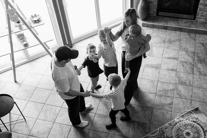 In-home family photos. Children playing with their parents photos. Fun family photo ideas. Séance photo famille à domicile à Montréal. Photographe famille Montréal. Montreal in-home family session. Montreal family photographer.