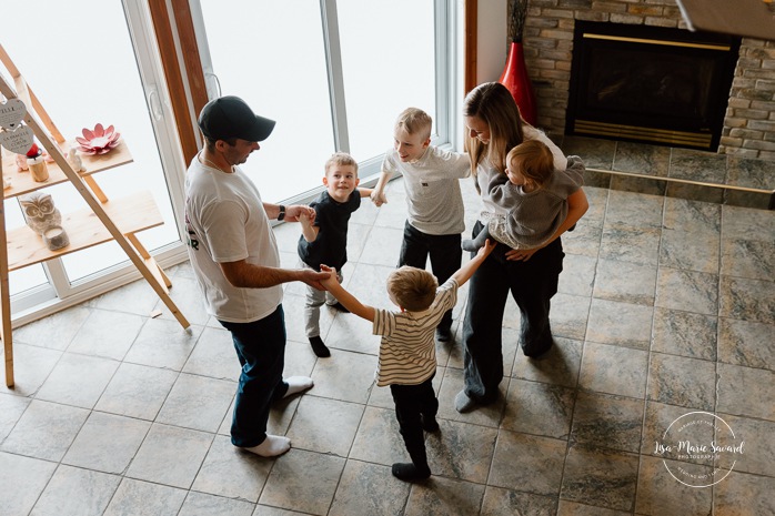 In-home family photos. Children playing with their parents photos. Fun family photo ideas. Séance photo famille à domicile à Montréal. Photographe famille Montréal. Montreal in-home family session. Montreal family photographer.