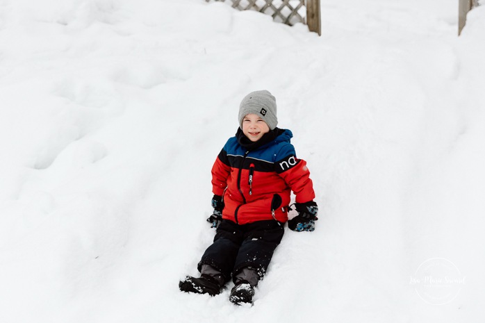 Winter family photos. Snowy family photos. Family playing in snow photos. Séance photo famille à domicile à Montréal. Photographe famille Montréal. Montreal in-home family session. Montreal family photographer.