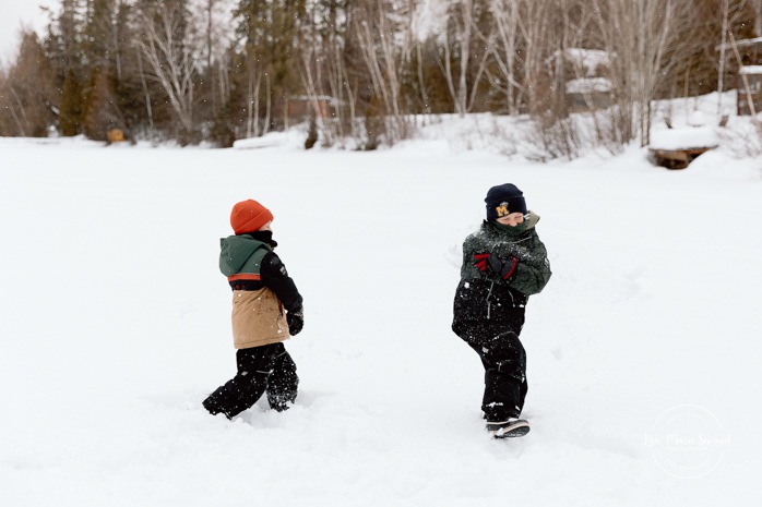 Winter family photos. Snowy family photos. Family playing in snow photos. Séance photo famille à domicile à Montréal. Photographe famille Montréal. Montreal in-home family session. Montreal family photographer.