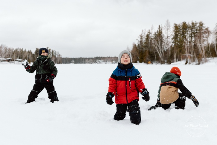 Winter family photos. Snowy family photos. Family playing in snow photos. Séance photo famille à domicile à Montréal. Photographe famille Montréal. Montreal in-home family session. Montreal family photographer.