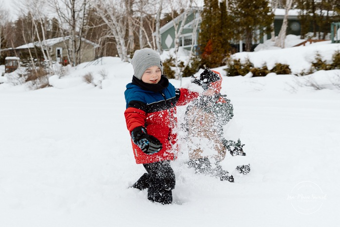 Winter family photos. Snowy family photos. Family playing in snow photos. Séance photo famille à domicile à Montréal. Photographe famille Montréal. Montreal in-home family session. Montreal family photographer.