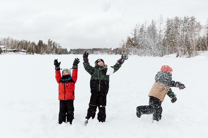 Winter family photos. Snowy family photos. Family playing in snow photos. Séance photo famille à domicile à Montréal. Photographe famille Montréal. Montreal in-home family session. Montreal family photographer.