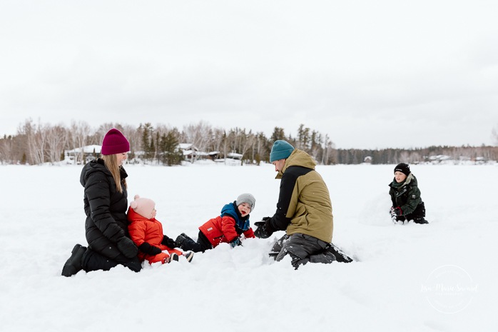 Winter family photos. Snowy family photos. Family playing in snow photos. Séance photo famille à domicile à Montréal. Photographe famille Montréal. Montreal in-home family session. Montreal family photographer.