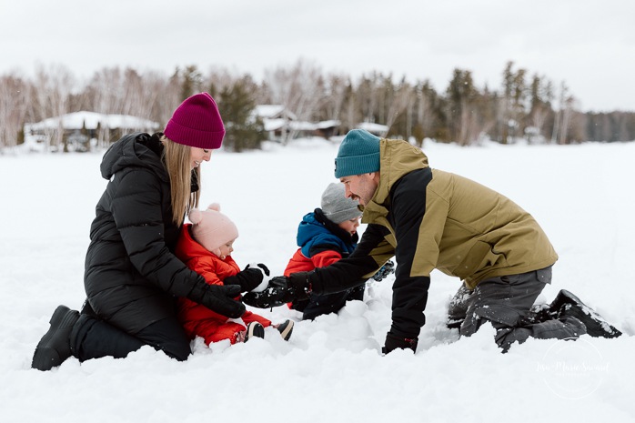 Winter family photos. Snowy family photos. Family playing in snow photos. Séance photo famille à domicile à Montréal. Photographe famille Montréal. Montreal in-home family session. Montreal family photographer.