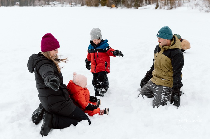 Winter family photos. Snowy family photos. Family playing in snow photos. Séance photo famille à domicile à Montréal. Photographe famille Montréal. Montreal in-home family session. Montreal family photographer.