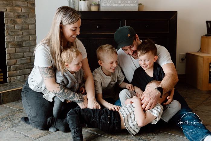 In-home family photos. Children playing with their parents photos. Fun family photo ideas. Séance photo famille à domicile à Montréal. Photographe famille Montréal. Montreal in-home family session. Montreal family photographer.
