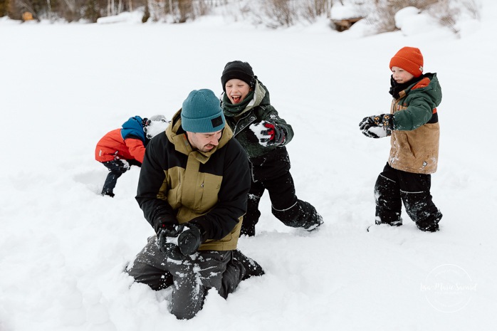 Winter family photos. Snowy family photos. Family playing in snow photos. Séance photo famille à domicile à Montréal. Photographe famille Montréal. Montreal in-home family session. Montreal family photographer.