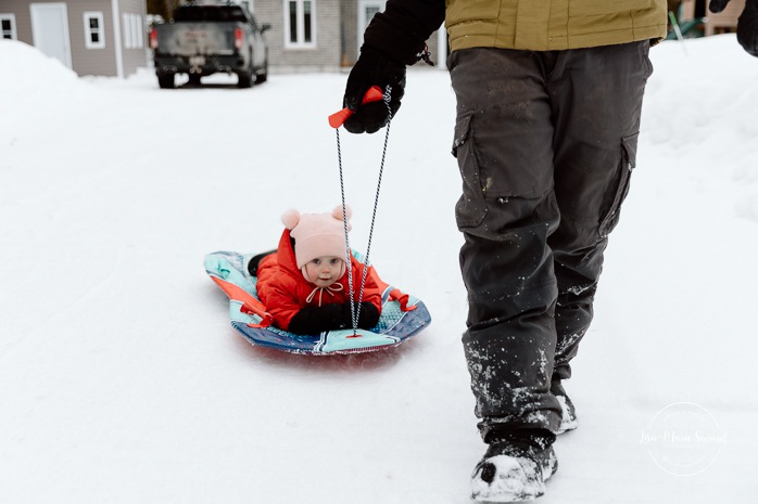 Winter family photos. Snowy family photos. Sledding family photos. Séance photo famille à domicile à Montréal. Photographe famille Montréal. Montreal in-home family session. Montreal family photographer.