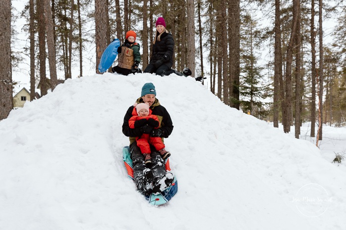 Winter family photos. Snowy family photos. Sledding family photos. Séance photo famille à domicile à Montréal. Photographe famille Montréal. Montreal in-home family session. Montreal family photographer.