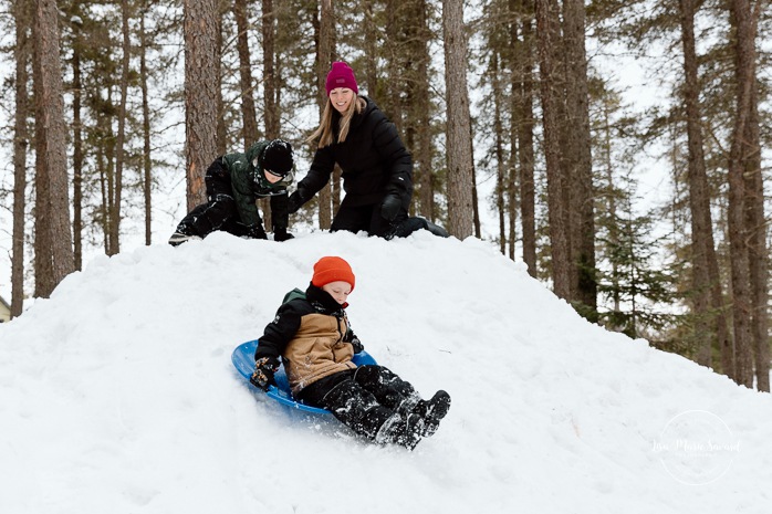 Winter family photos. Snowy family photos. Sledding family photos. Séance photo famille à domicile à Montréal. Photographe famille Montréal. Montreal in-home family session. Montreal family photographer.