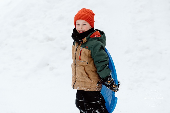 Winter family photos. Snowy family photos. Sledding family photos. Séance photo famille à domicile à Montréal. Photographe famille Montréal. Montreal in-home family session. Montreal family photographer.