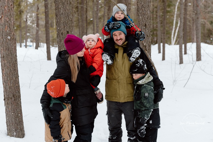 Winter family photos. Snowy family photos. Family playing in snow photos. Séance photo famille à domicile à Montréal. Photographe famille Montréal. Montreal in-home family session. Montreal family photographer.