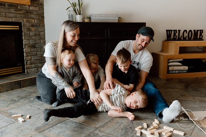 In-home family photos. Children playing with their parents photos. Fun family photo ideas. Séance photo famille à domicile à Montréal. Photographe famille Montréal. Montreal in-home family session. Montreal family photographer.