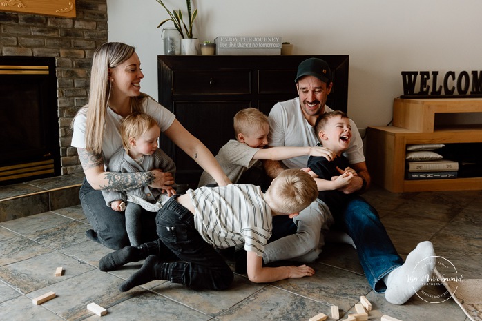 In-home family photos. Children playing with their parents photos. Fun family photo ideas. Séance photo famille à domicile à Montréal. Photographe famille Montréal. Montreal in-home family session. Montreal family photographer.