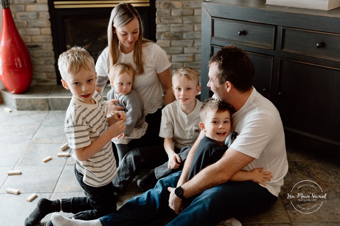 In-home family photos. Children playing with their parents photos. Fun family photo ideas. Séance photo famille à domicile à Montréal. Photographe famille Montréal. Montreal in-home family session. Montreal family photographer.