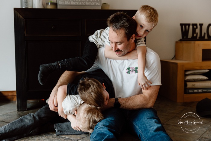 In-home family photos. Children playing with their parents photos. Fun family photo ideas. Séance photo famille à domicile à Montréal. Photographe famille Montréal. Montreal in-home family session. Montreal family photographer.