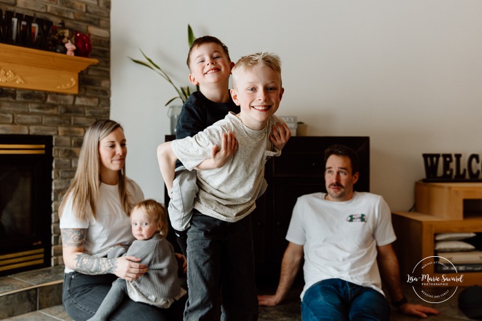 In-home family photos. Children playing with their parents photos. Fun family photo ideas. Séance photo famille à domicile à Montréal. Photographe famille Montréal. Montreal in-home family session. Montreal family photographer.