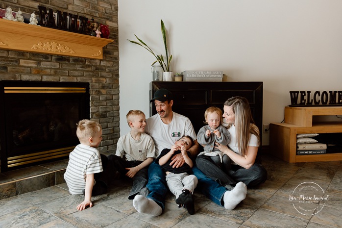 In-home family photos. Children playing with their parents photos. Fun family photo ideas. Séance photo famille à domicile à Montréal. Photographe famille Montréal. Montreal in-home family session. Montreal family photographer.