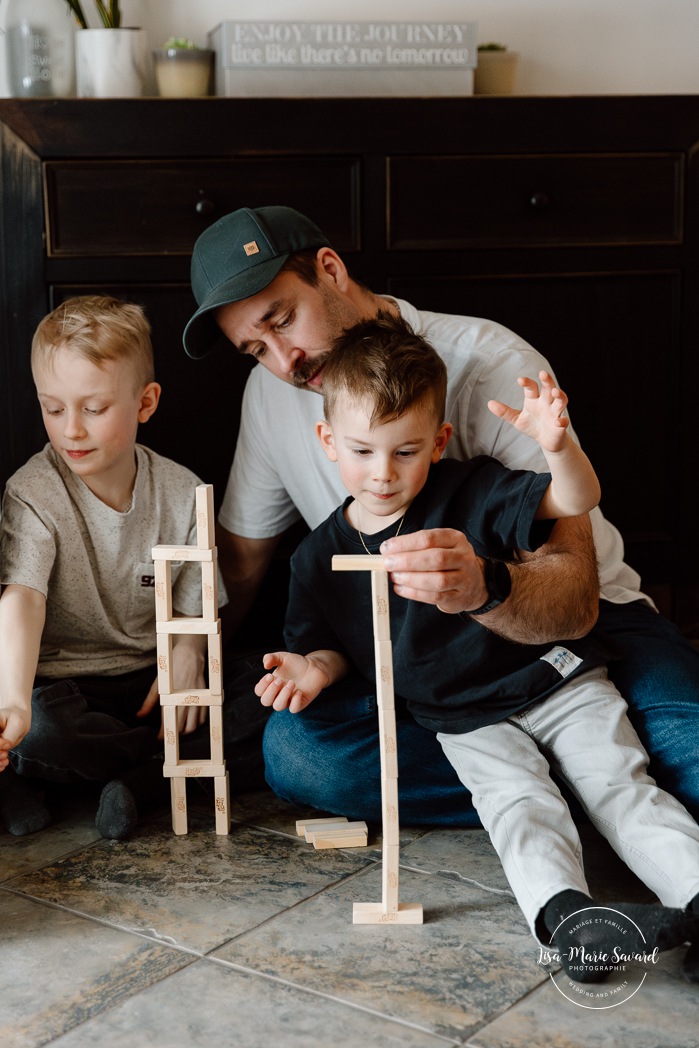In-home family photos. Children playing with their parents photos. Fun family photo ideas. Séance photo famille à domicile à Montréal. Photographe famille Montréal. Montreal in-home family session. Montreal family photographer.