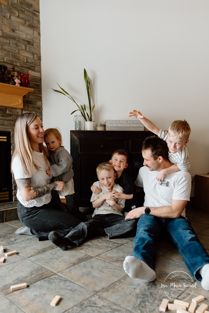 In-home family photos. Children playing with their parents photos. Fun family photo ideas. Séance photo famille à domicile à Montréal. Photographe famille Montréal. Montreal in-home family session. Montreal family photographer.