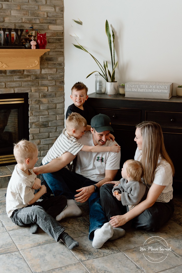 In-home family photos. Children playing with their parents photos. Fun family photo ideas. Séance photo famille à domicile à Montréal. Photographe famille Montréal. Montreal in-home family session. Montreal family photographer.