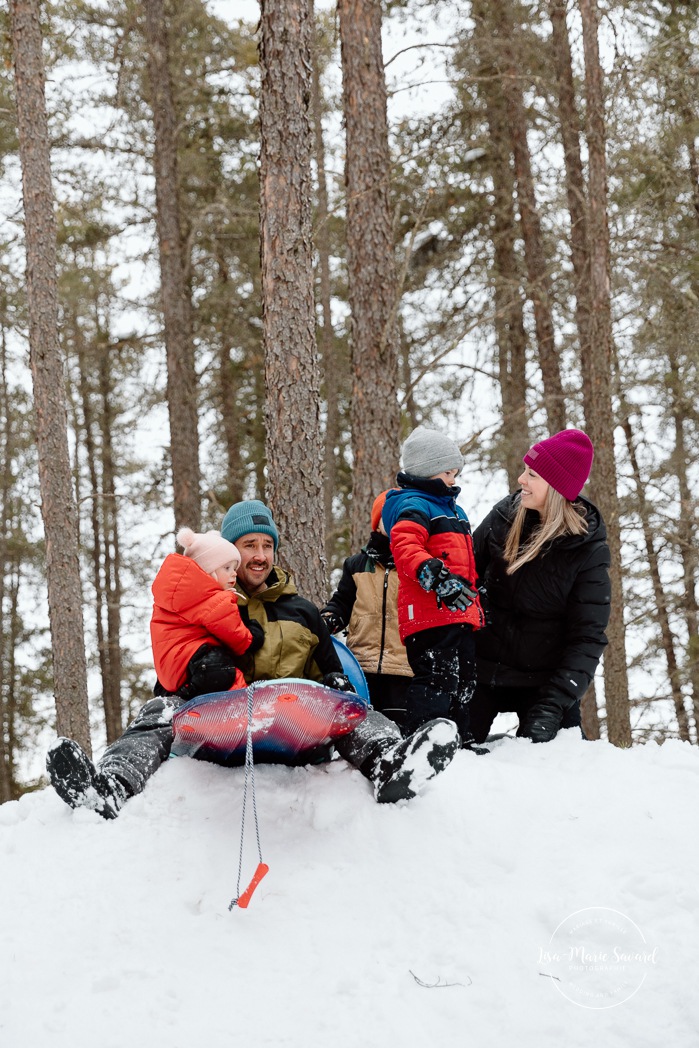 Winter family photos. Snowy family photos. Sledding family photos. Séance photo famille à domicile à Montréal. Photographe famille Montréal. Montreal in-home family session. Montreal family photographer.