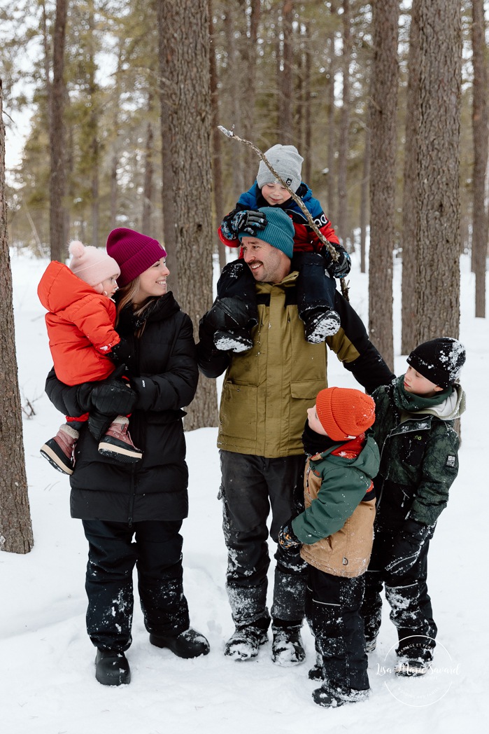 Winter family photos. Snowy family photos. Family playing in snow photos. Séance photo famille à domicile à Montréal. Photographe famille Montréal. Montreal in-home family session. Montreal family photographer.