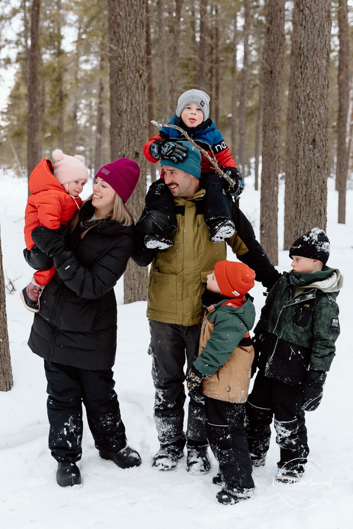 Winter family photos. Snowy family photos. Family playing in snow photos. Séance photo famille à domicile à Montréal. Photographe famille Montréal. Montreal in-home family session. Montreal family photographer.