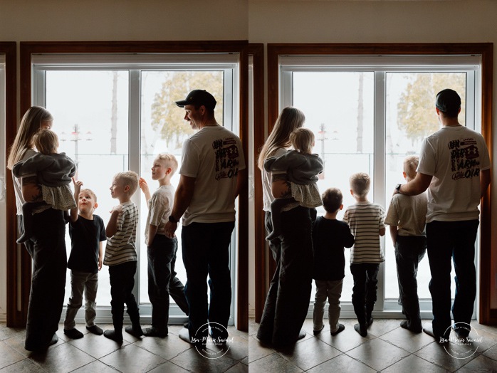 In-home family photos. Children playing with their parents photos. Fun family photo ideas. Séance photo famille à domicile à Montréal. Photographe famille Montréal. Montreal in-home family session. Montreal family photographer.
